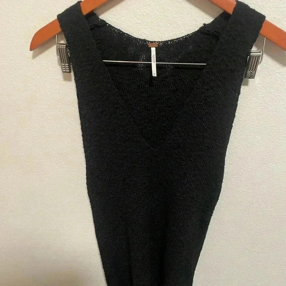 Free people sleeveless‎ v-neck black top size Medium
